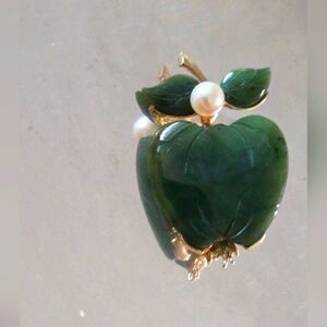 VINTAGE SIGNED SWO INC SWOBODA APPLE JADE PEARL LEAF GOLD TONE PIN BROOCH 1.5”